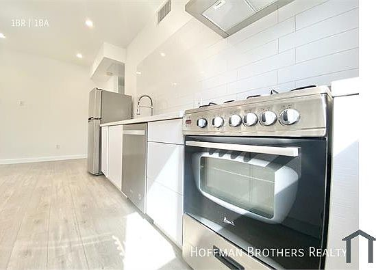 3rd image of 2512 London St #A