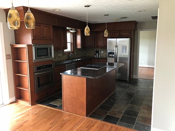 5th image of 90 Edge Lawn Ave