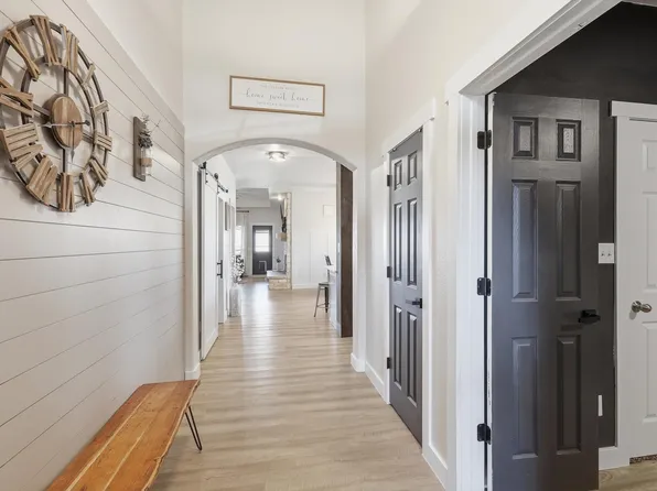 102 Indian Gap Ct, Newark, TX 76071