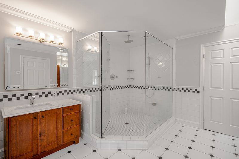 Surrey House for rent - 8 Bedrooms — photo 14
