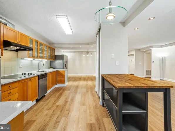 5904 Mount Eagle Dr APT 601, Alexandria, VA 22303