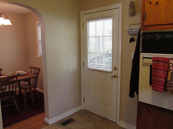 3rd image of 3095 Peach St NE