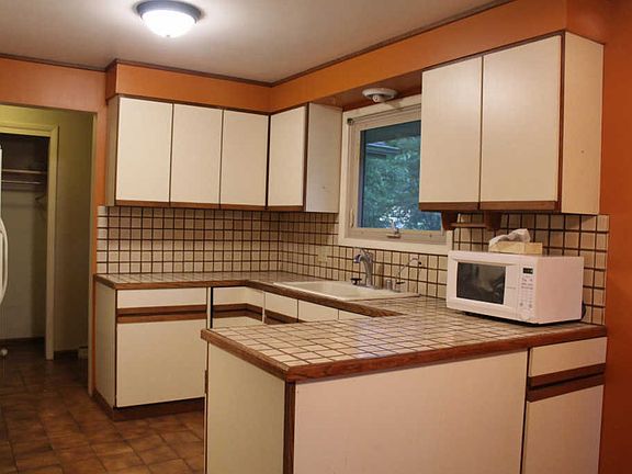 3rd image of 3067 Bonita Dr SE