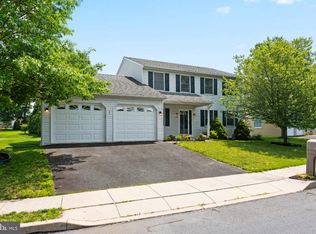 794 Hunter Dr, Pennsburg, PA 18073
