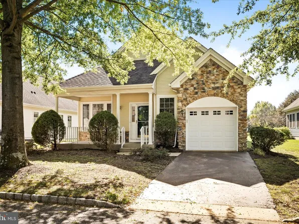 14 Hummingbird Dr, Hamilton, NJ 08690