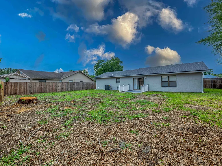 8126 Sable Woods Dr N — Photo 37