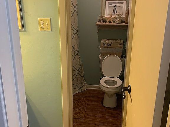 2nd image of 1401 W Elm St