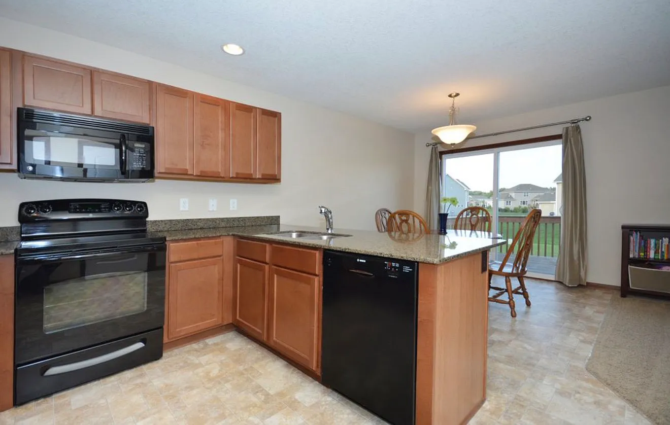 3 bed, 2.5 bath, 1456 sqft, $1,996 — Photo 3