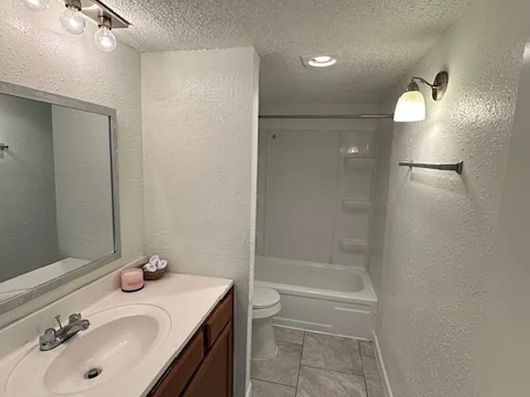 Las Brisas Apartments — Photo 26