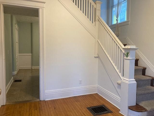 Spacious entryway