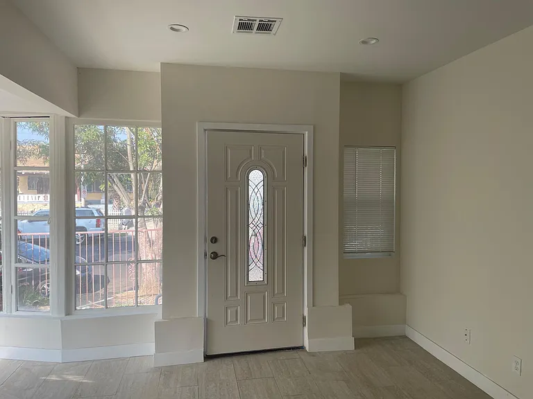 2910 S Budlong Ave — Photo 2