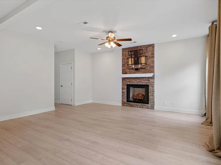 1437 Citadel Dr — Photo 9