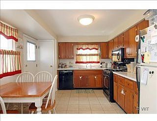 3rd image of 1733 N Windsor Dr