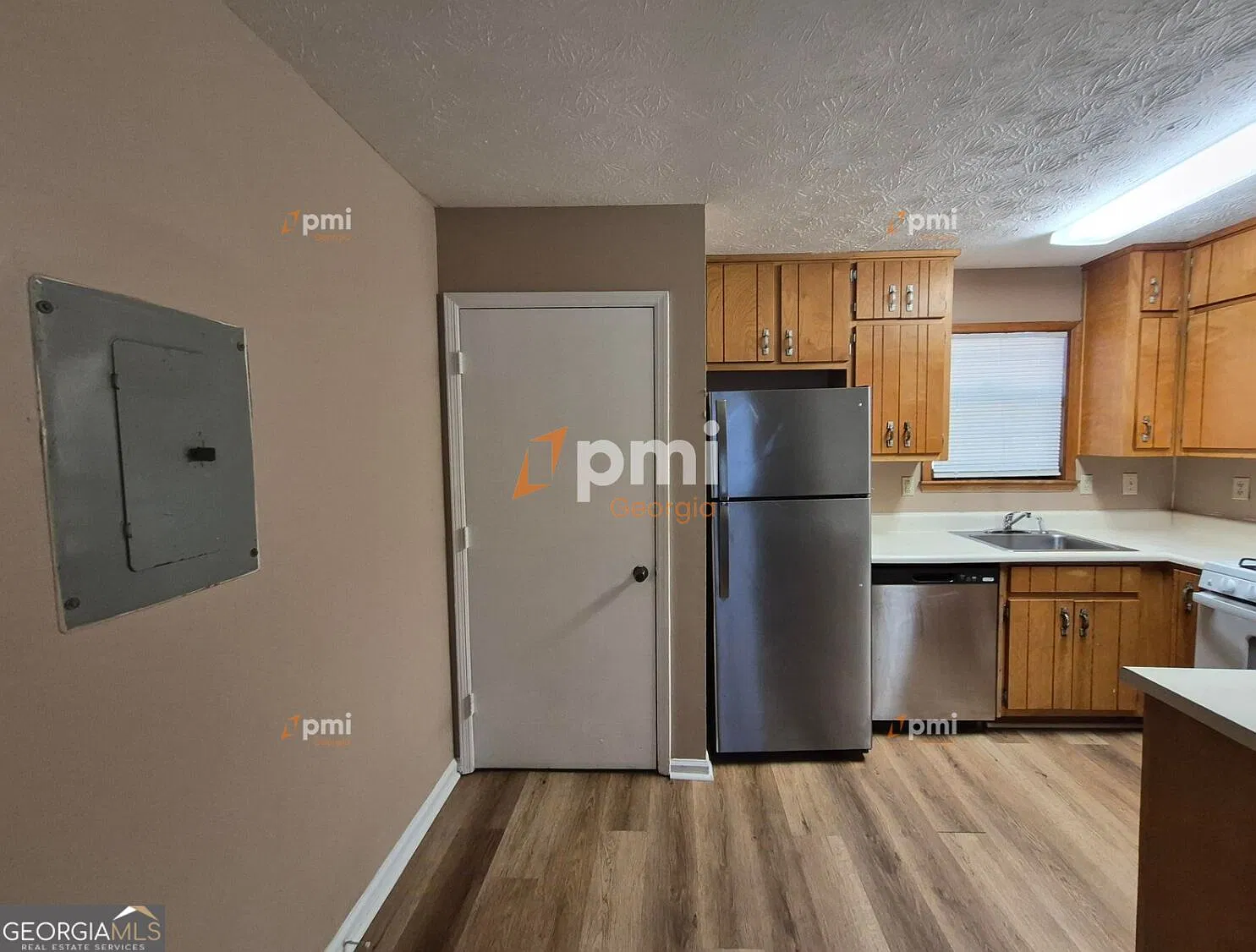 5867 Sheldon Ct — Photo 2