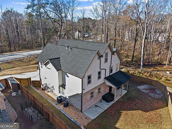 2nd image of 658 Rockbridge Rd