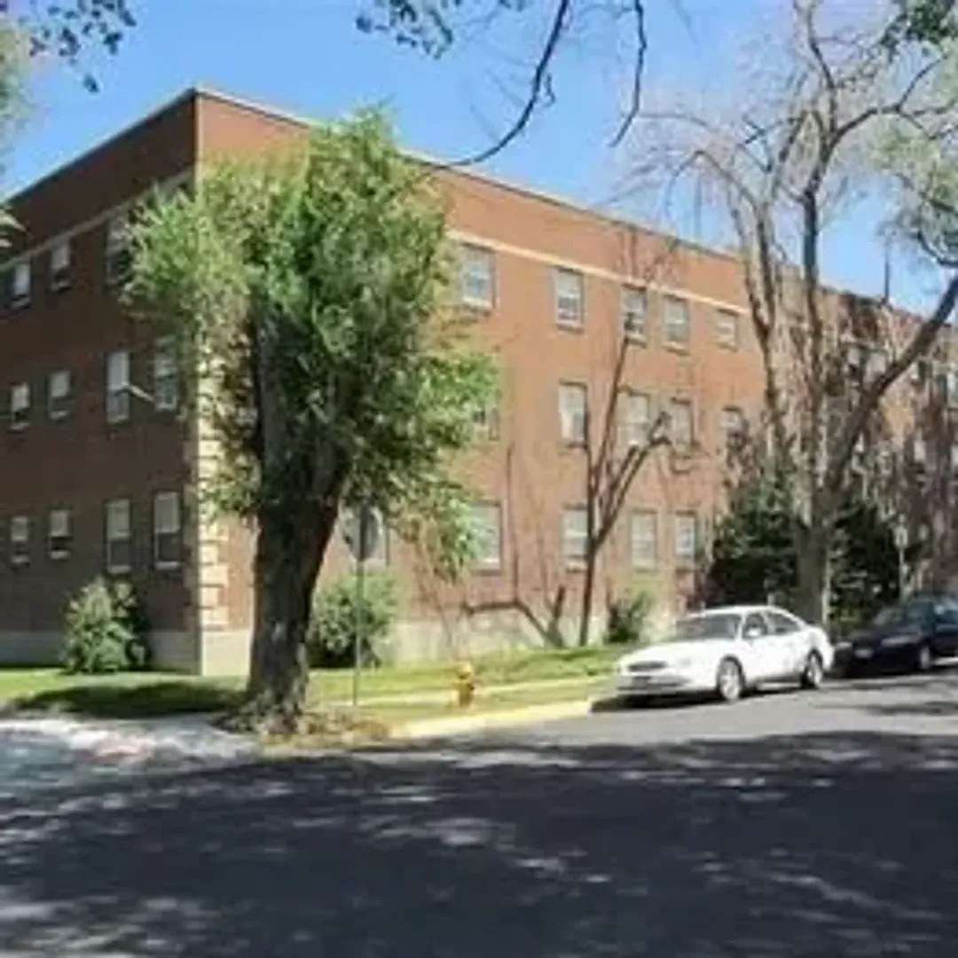 446 W Whitman — Photo 2