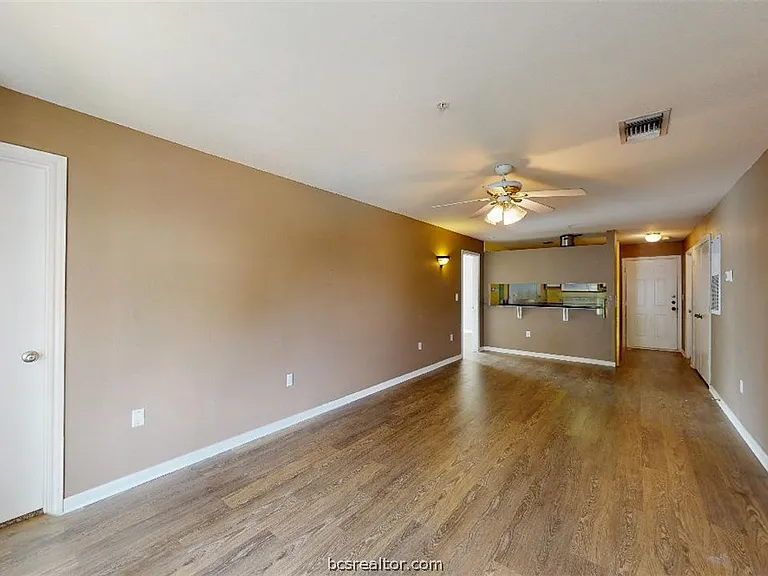 523 Sw Pkwy #204 — Photo 4