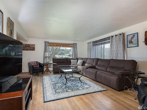 4th image of 127 E 13th St