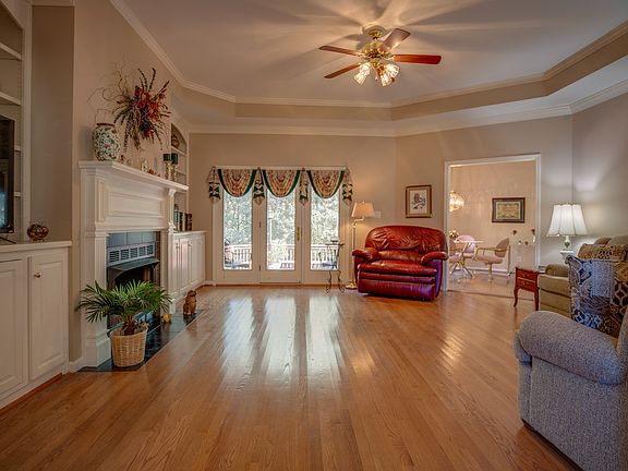 4th image of 238 Longwood Ln