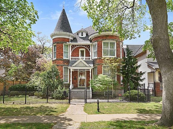3rd image of 719 Victoria Ave