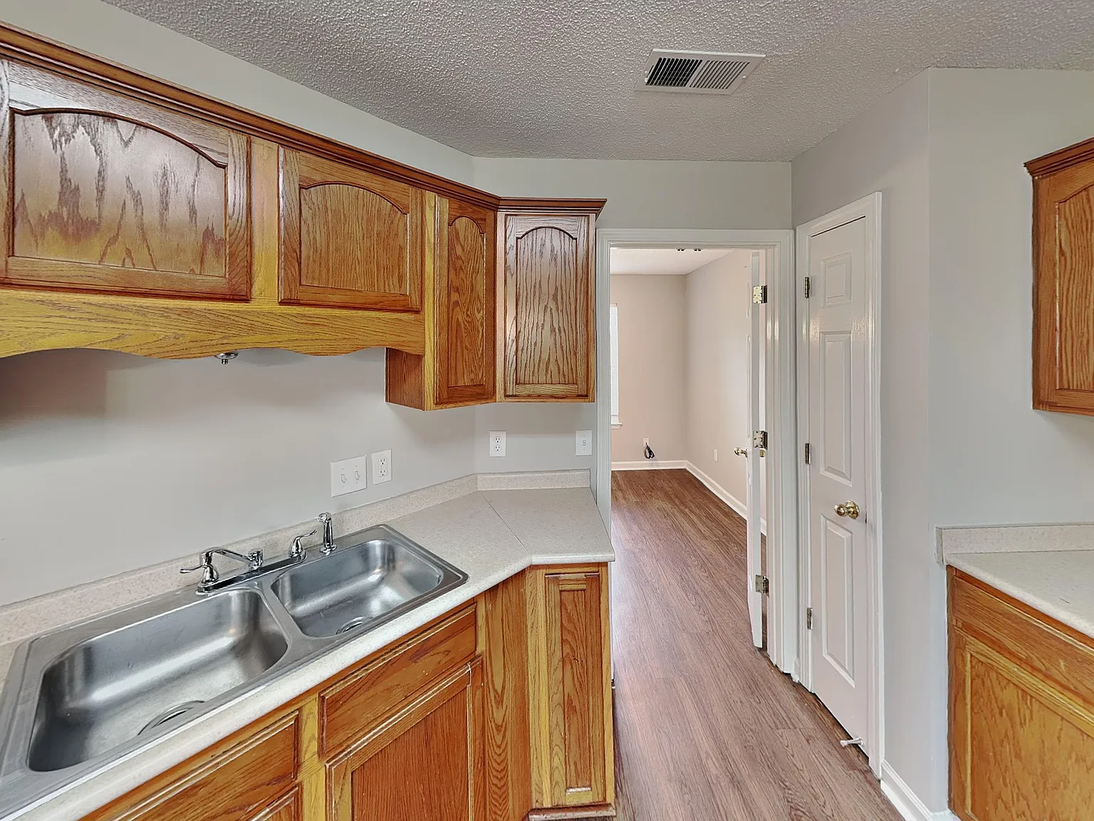 4 bed, 2.5 bath, 2039 sqft, $1,999 — Photo 4