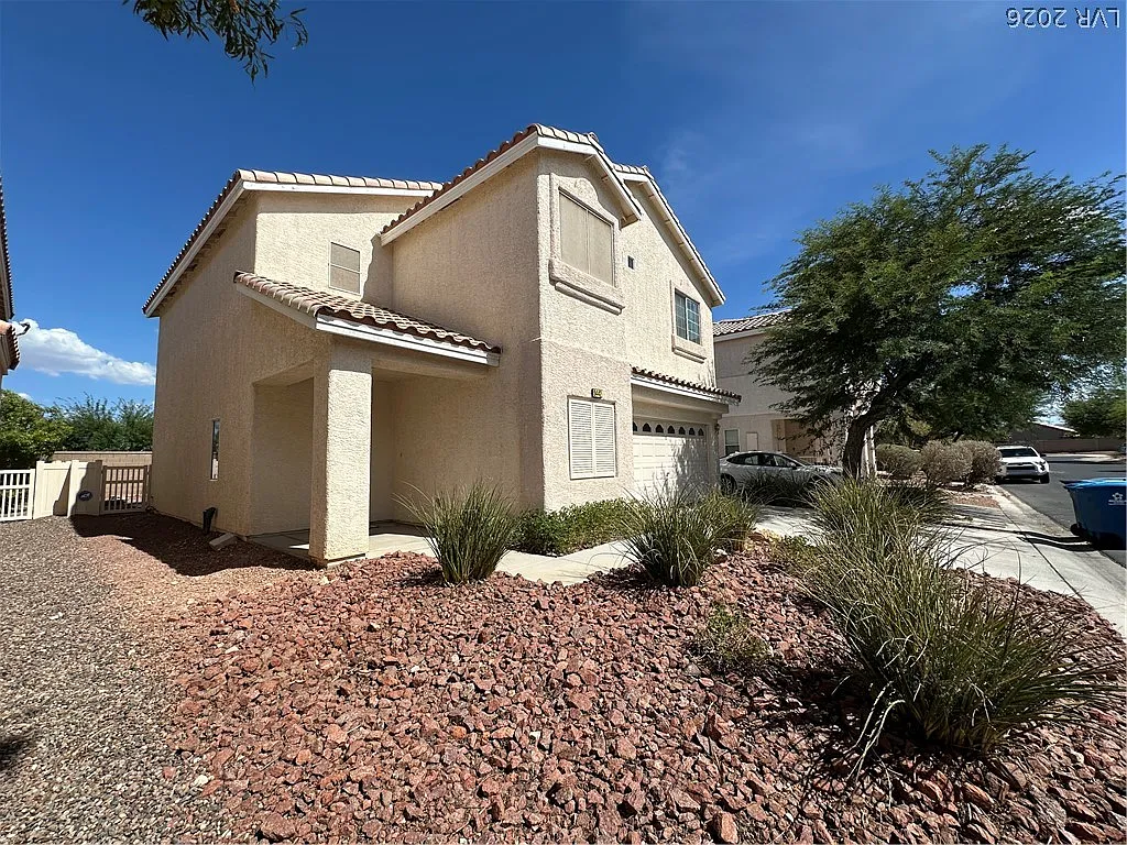 3 bed, 2.5 bath, 1796 sqft, $2,095 — Photo 2