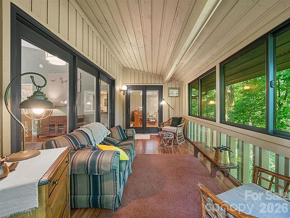 5th image of 301 White Oak Dr