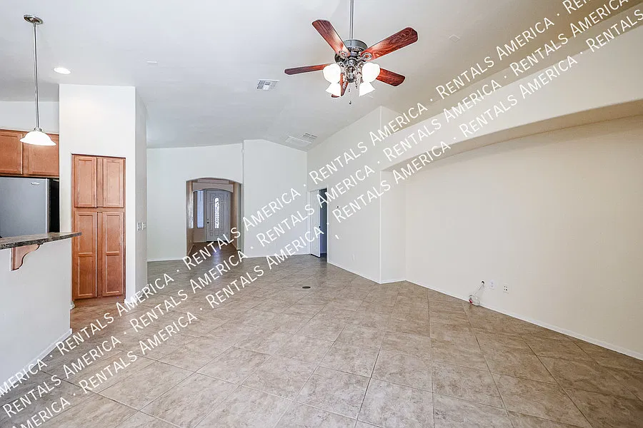 Beautiful 3 bedroom +Den home in New River — Photo 3