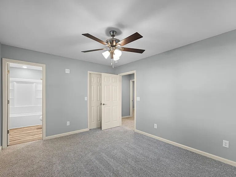 218 W King St — Photo 12