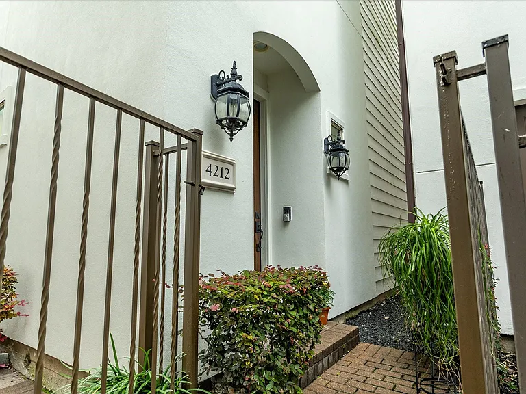4212 Dickson St — Photo 25