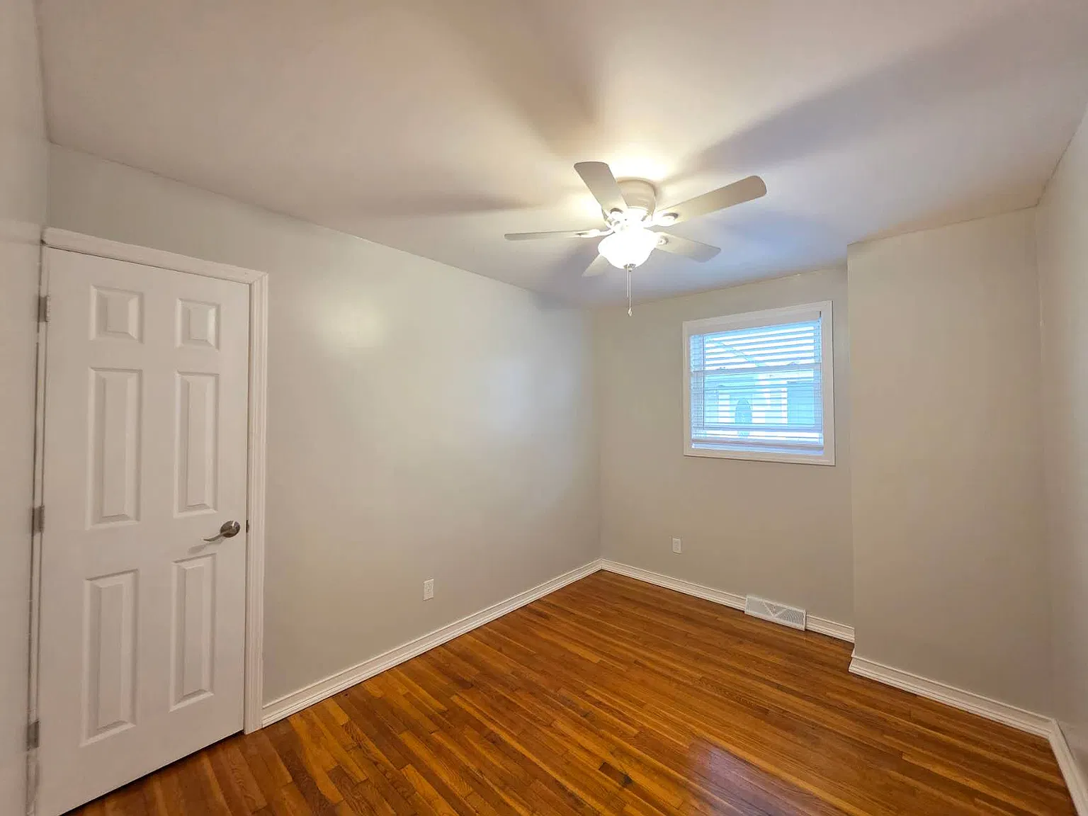 3 bed, 864 sqft, $3,600 — Photo 4