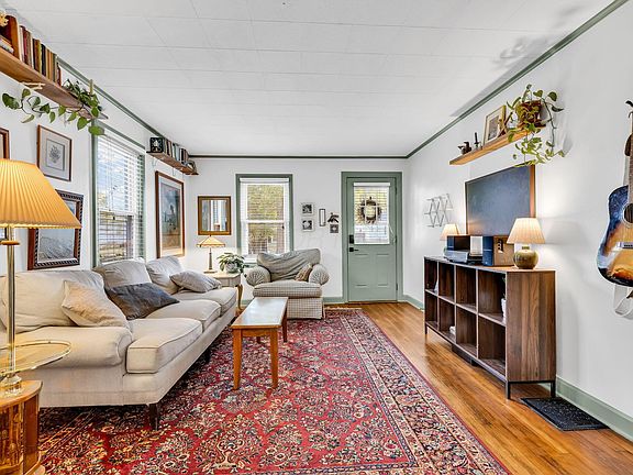 3rd image of 329 Rosslyn Ave