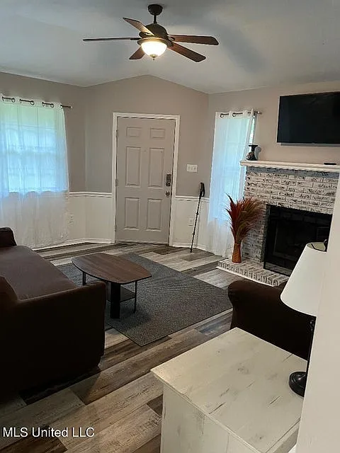 2 bed, 1.5 bath, 1100 sqft, $1,250 — Photo 2