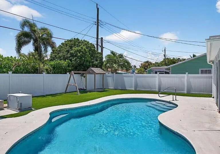 516 E Whitney Dr — Photo 1