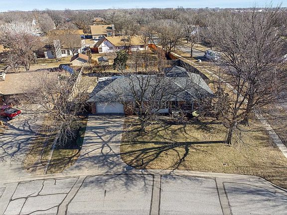 3rd image of 2306 N Addison Cir