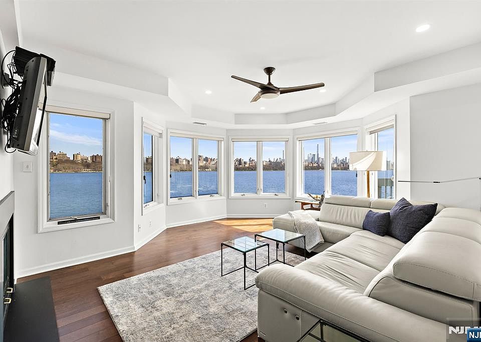 1st image of 404 Jefferson Ct #Penthouse 4