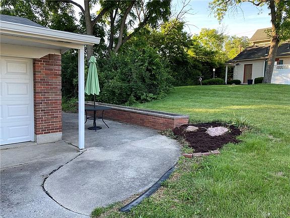 3rd image of 51 W Woodbury Dr
