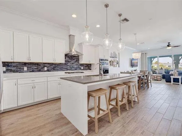 11721 1st St E, Treasure Island, FL 33706