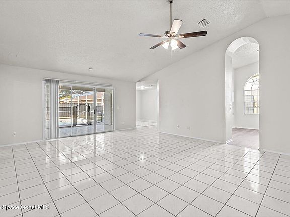 5th image of 1037 SW California Blvd