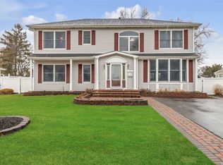 147 Hilary St, Oakdale, NY 11769