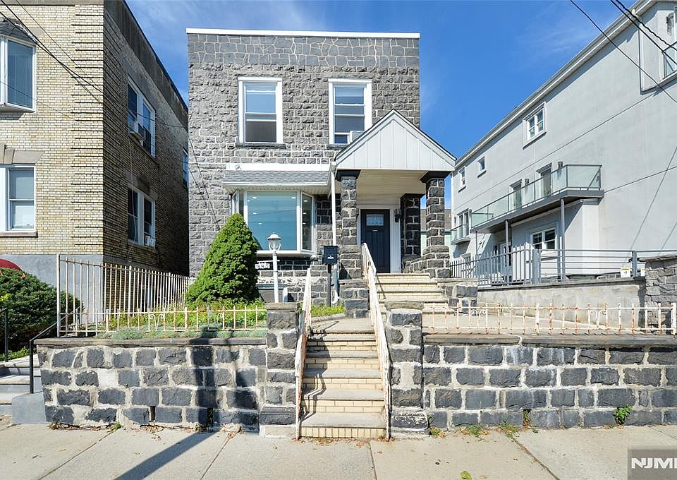 1st image of 995 E Boulevard