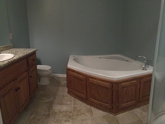 3rd image of 304 Twin Oak Dr
