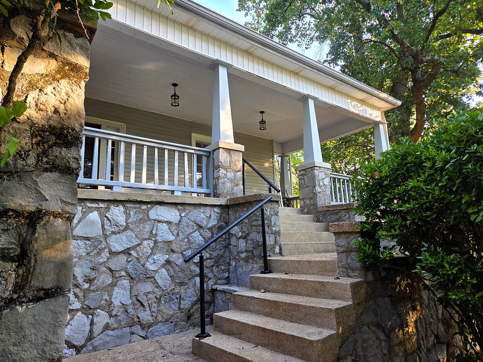3 bed, 3.5 bath, 1950 sqft, $2,590 — Photo 2