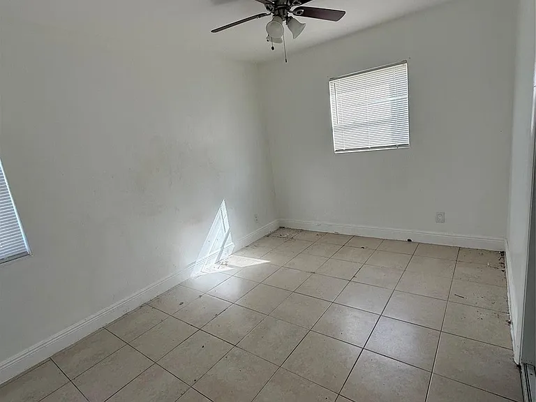 1139 NW 9th Ave — Photo 14