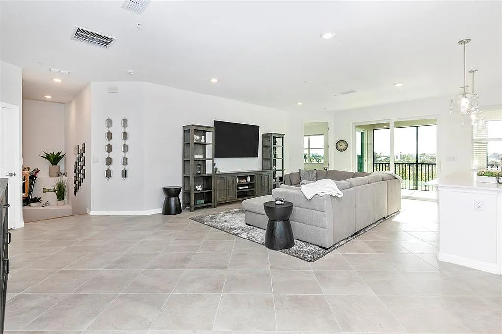 3 bed, 2.0 bath, 2294 sqft, $3,000 — Photo 4