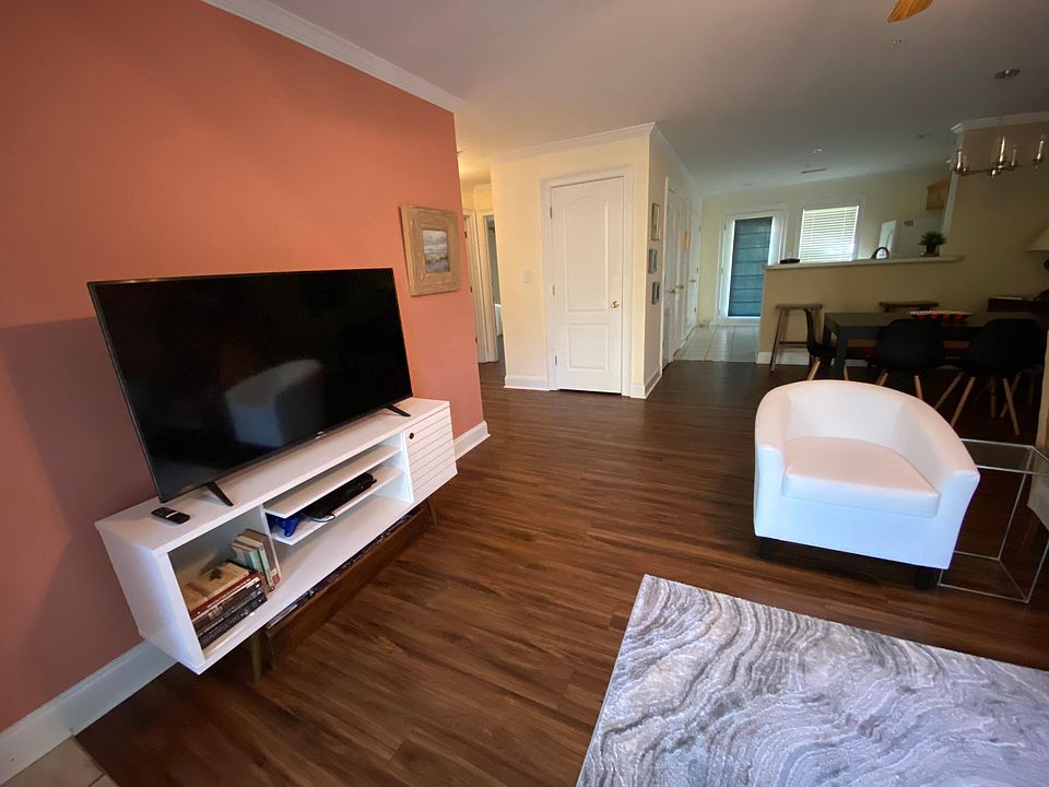 TV and playstation in Den.