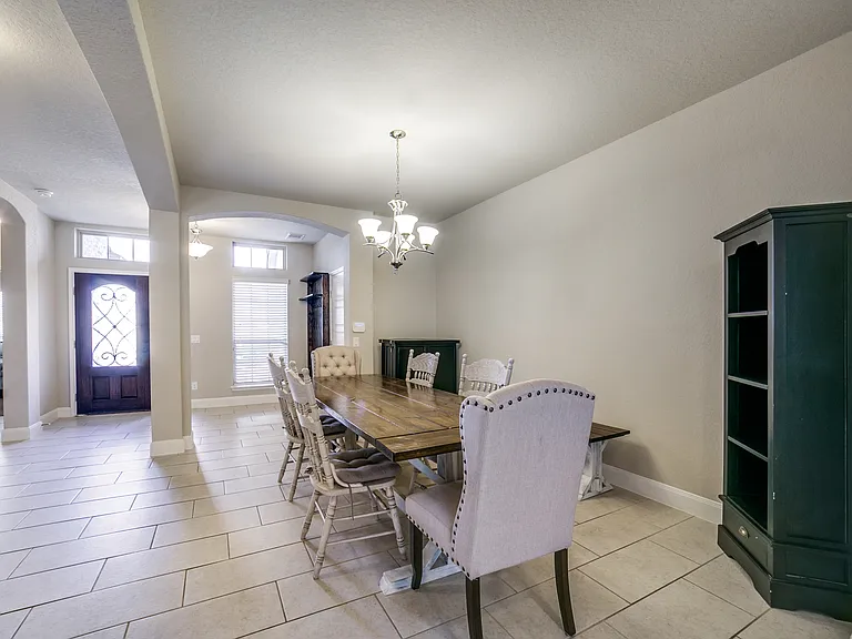 8916 Monument Parke — Photo 6