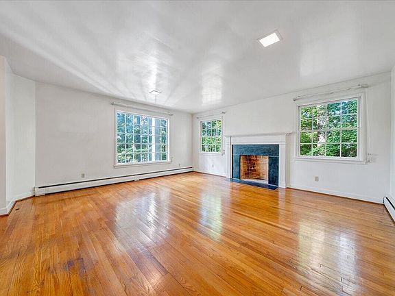 4th image of 1009 Hardy Rd