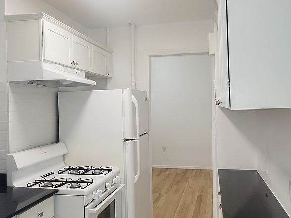 4th image of 214 Kingsland Ave APT 3