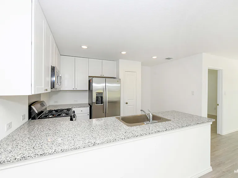 1074 Finesse Ln — Photo 4